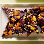 Schokoladenriegel mit Cashewnüssen, getrockneten Aprikosen und Cranberries