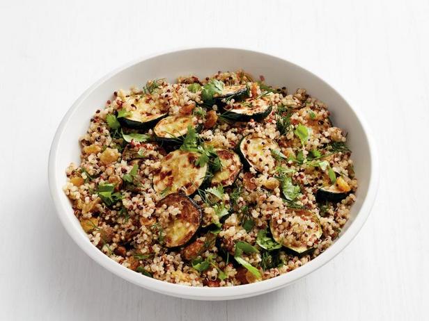 Wie man würzigen Quinoa mit Zucchini zubereitet