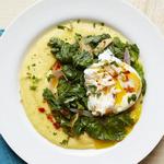 Cremige Polenta mit geschmortem Gemüse und pochiertem Ei