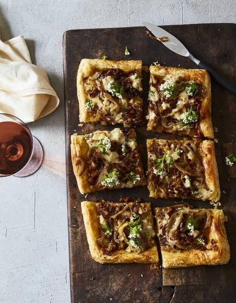 Wie man eine französische Zwiebeltarte zubereitet