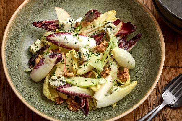 Come preparare un'insalata di indivia, pere e Roquefort
