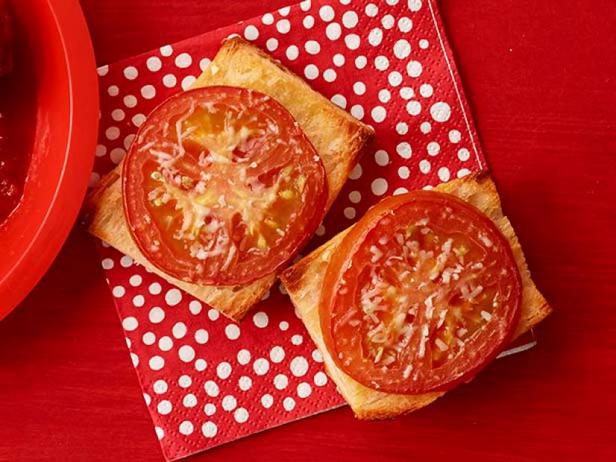 Come preparare un panino caldo con pomodoro e aglio