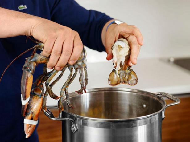 Hummerschwänze und -scheren entfernen und kochen.