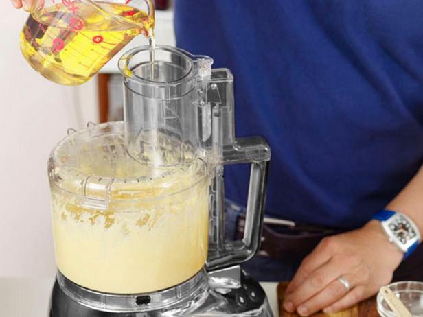 Die Zutaten für die Sauce in eine Küchenmaschine geben und das Öl hinzufügen.