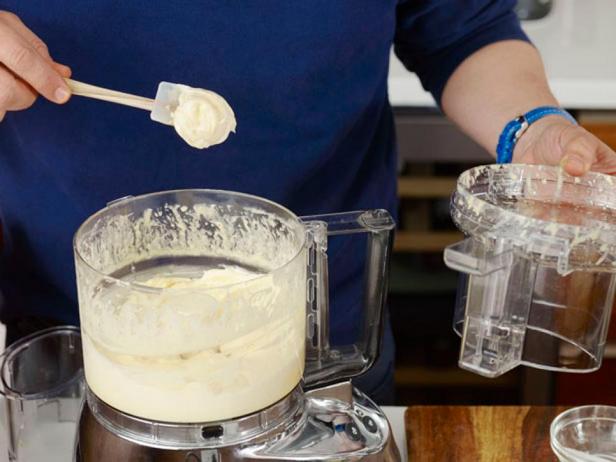 Die Aioli-Sauce sollte cremig sein.