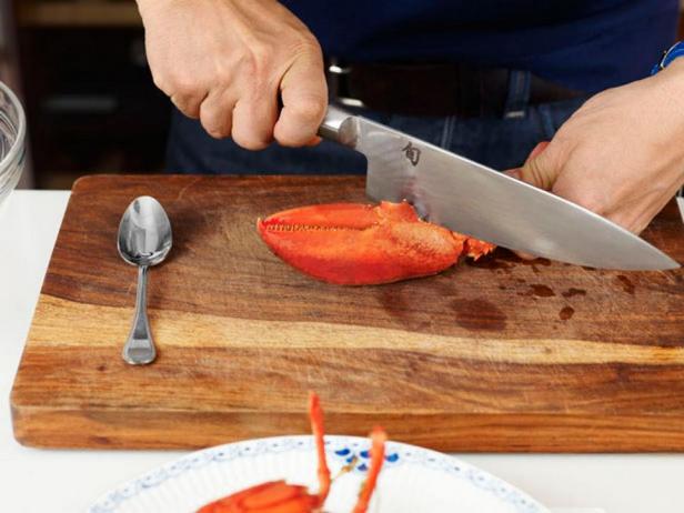 Drücken Sie mit dem Messer nach unten oder schlagen Sie darauf, um die Kralle abzuschneiden.