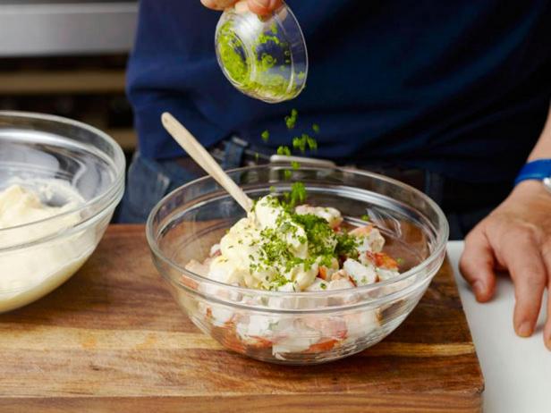 Bereiten Sie einen Salat mit Hummerfleisch zu