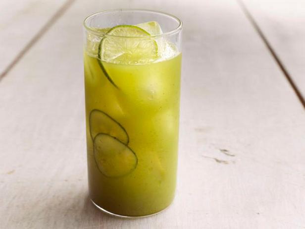 Wie man Agua Fresca mit Gurke und Limette zubereitet