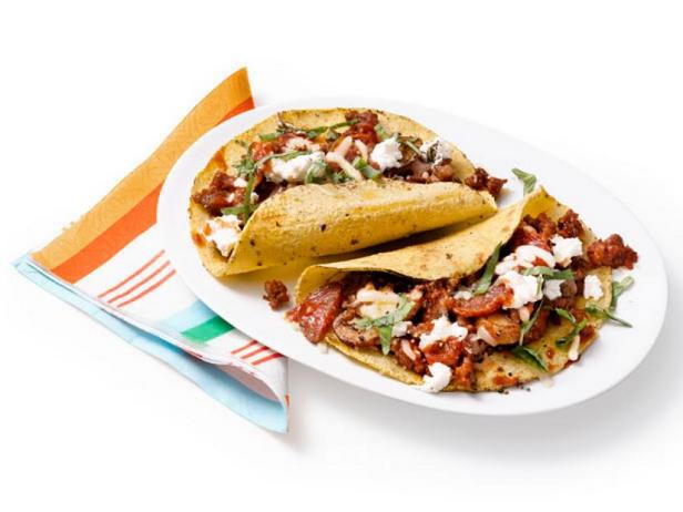 Wie man Pizza-Tacos zubereitet
