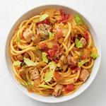 Bucatini-Nudeln mit frischem Thunfisch