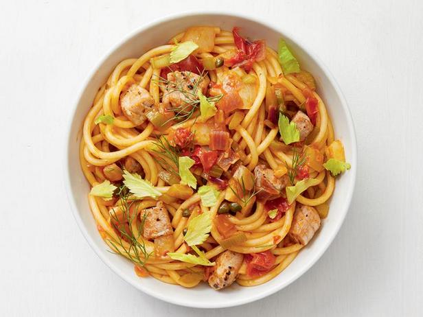 Wie man Bucatini-Nudeln mit frischem Thunfisch zubereitet