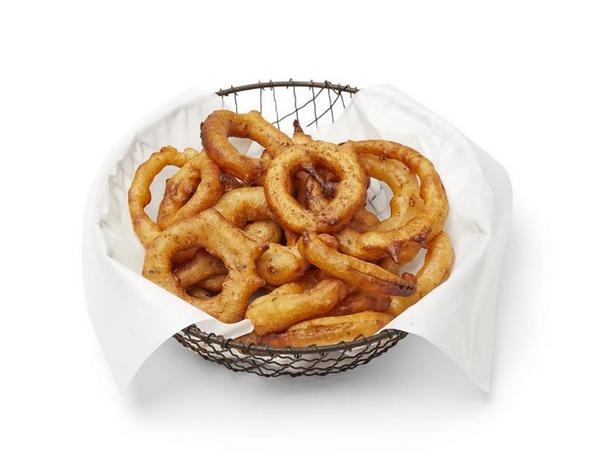 Wie man Zwiebelringe im Teigmantel mit Rotbier zubereitet