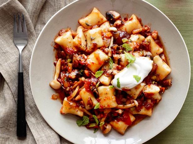 Come preparare gli gnocchi con ragù di funghi selvatici