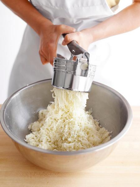 Schiacciare le patate bollite