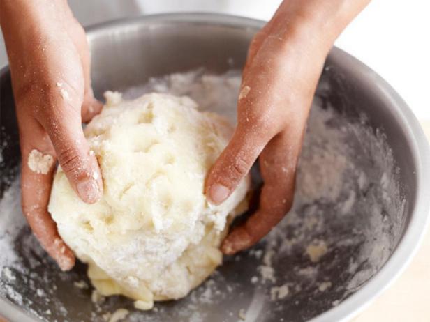Impastare l'impasto degli gnocchi