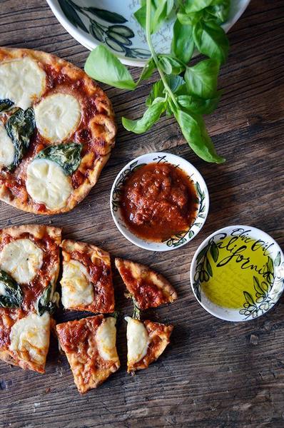 So bereiten Sie eine gegrillte Margherita-Pizza zu