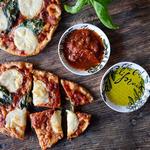Gegrillte Margherita-Pizza