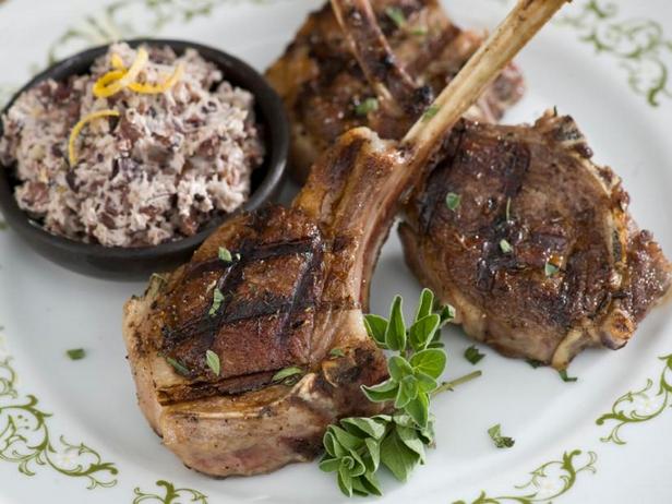 Zubereitung - Gegrilltes Lamm am Knochen mit Butter und Tapenade