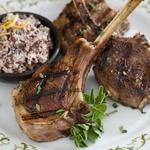 Gegrilltes Lamm am Knochen mit Butter und Tapenade