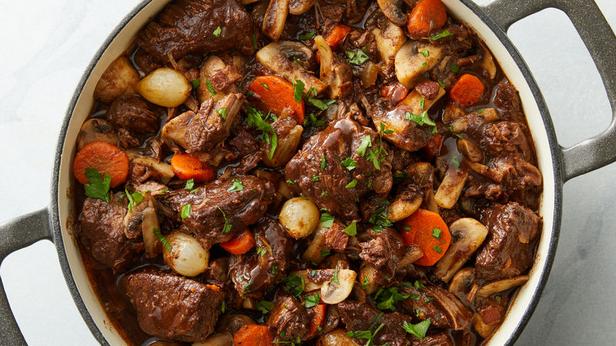 Zubereitung von Boeuf Bourguignon mit Rinderlendensteak