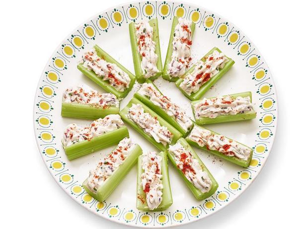 Rezept für mit Oliven und Frischkäse gefüllten Sellerie