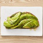 Avocado-Toast mit Grünkohl und Pistazienpesto