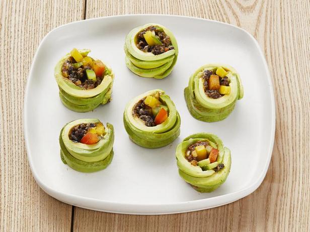 So macht man Avocado-Gemüse-Röllchen
