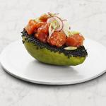 Avocado-gefüllte Lachs-Poke-Bowls