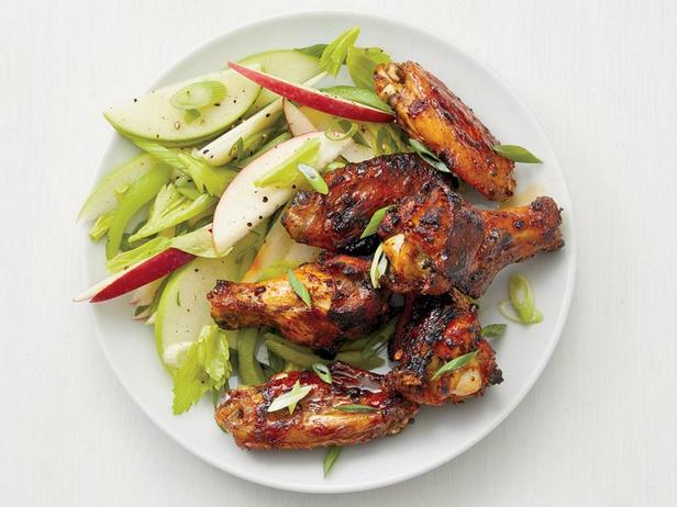 Rezept für glasierte Hähnchenflügel mit Apfelsalat