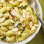 Fusilli-Nudeln mit Zucchini-Pesto