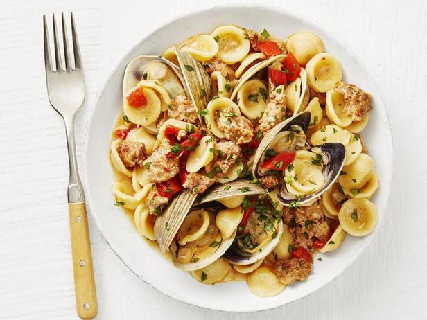Zubereitung - Orecchiette-Nudeln mit Venusmuscheln, Wurst und gerösteten Paprika
