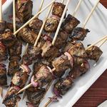 Steak-Kebabs in einer Senf-Bourbon-Marinade