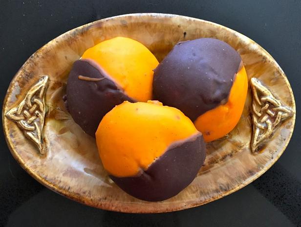 Wie man schwarze und orangefarbene Kekse zubereitet