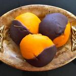 Schwarze und orangefarbene Kekse