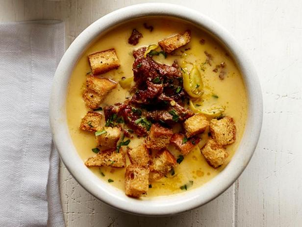 Wie man Cheesesteak-Suppe zubereitet