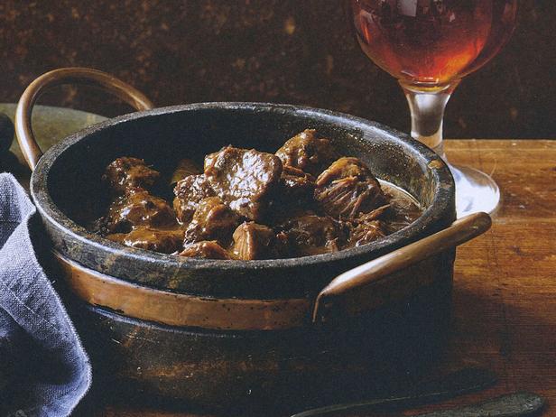 Wie man Rindfleisch-Schmorbraten in Biersauce zubereitet