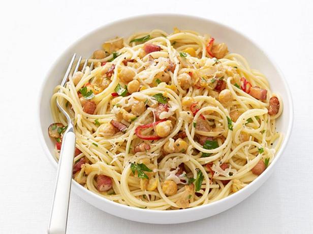 Wie man Spaghetti mit Pancetta und Kichererbsen zubereitet