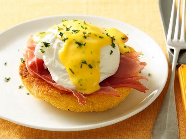 34. Eggs Benedict mit Arepas