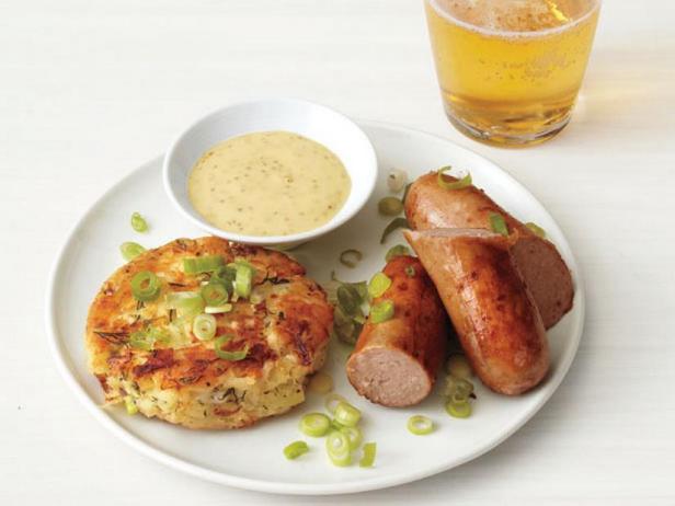 Kuinka tehdä bratwurstia perunaleikkeillä