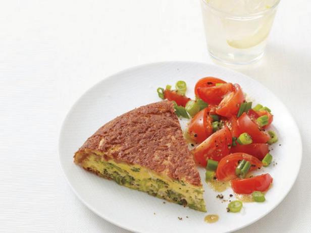 Wie man ein Brokkoli-Omelett mit Tomatensalat zubereitet