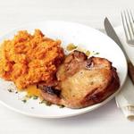 Naturbelassene, honigglasierte Schweinekoteletts mit Süßkartoffelpüree