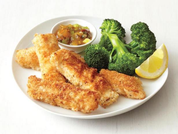 Wie man Fischstäbchen in Kokospanade zubereitet