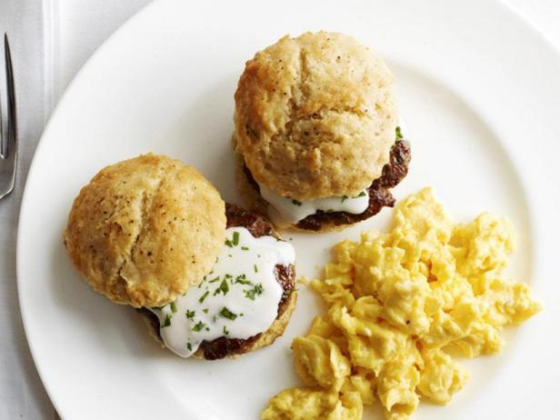 Zubereitung - Brötchen mit cremiger Soße, Schnitzeln und Spiegeleiern