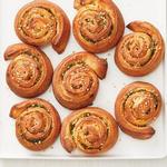 Gerollte Brötchen mit Frühlingszwiebeln und Sesamsamen