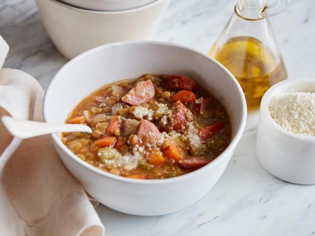 Wie man Linsensuppe mit geräuchertem Fleisch zubereitet