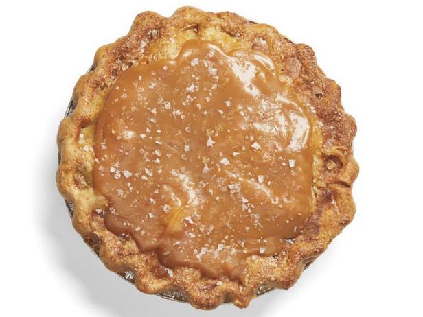 Wie man gesalzenen Karamell-Apfelkuchen zubereitet