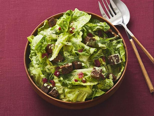 Zubereitung – Grüner Salat mit eingelegten Cranberries in einem Dressing aus fermentierter Milch.