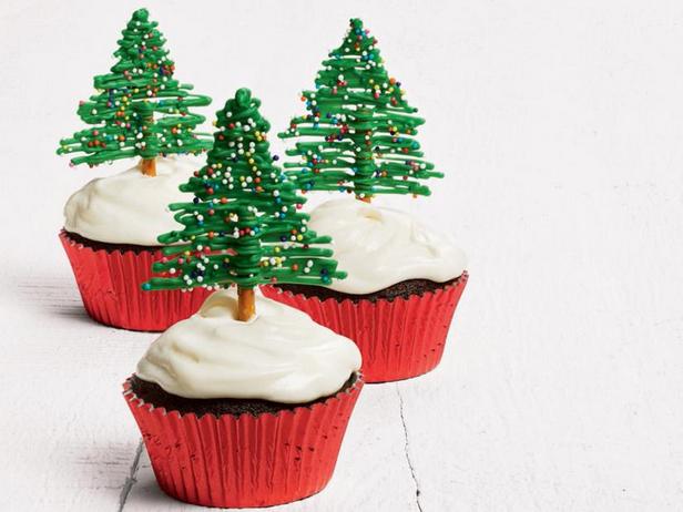 Wie man Schokoladen-Weihnachtsbaum-Cupcakes macht