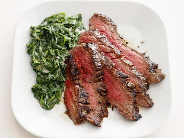 Zubereitung - Gebratenes Steak mit cremigem Spinat