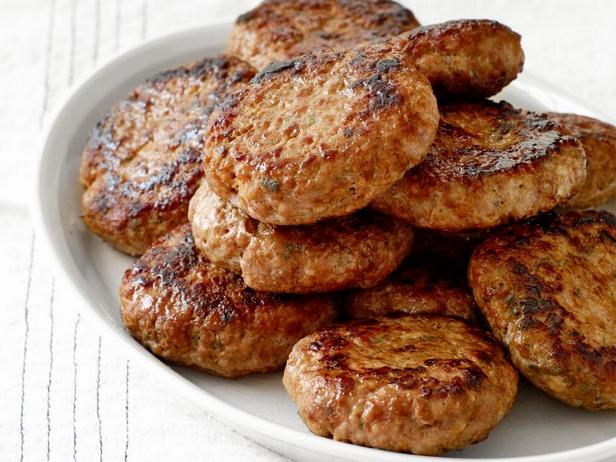 So bereiten Sie schmackhafte, mit Ahornsirup überbackene Schnitzel zu